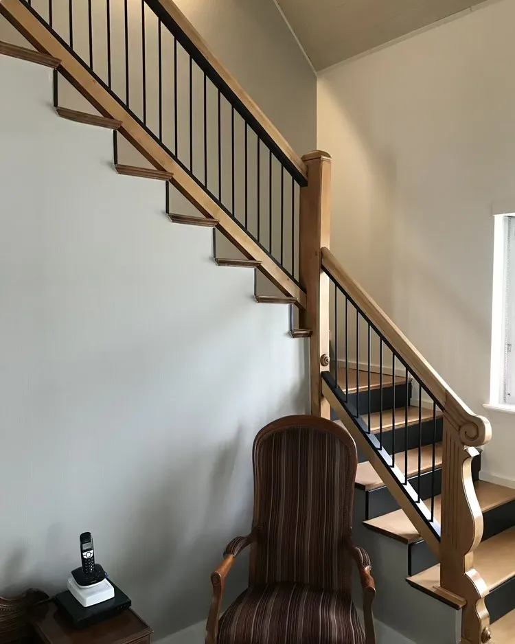 Escalier en bois à rampe noire, marches en chêne